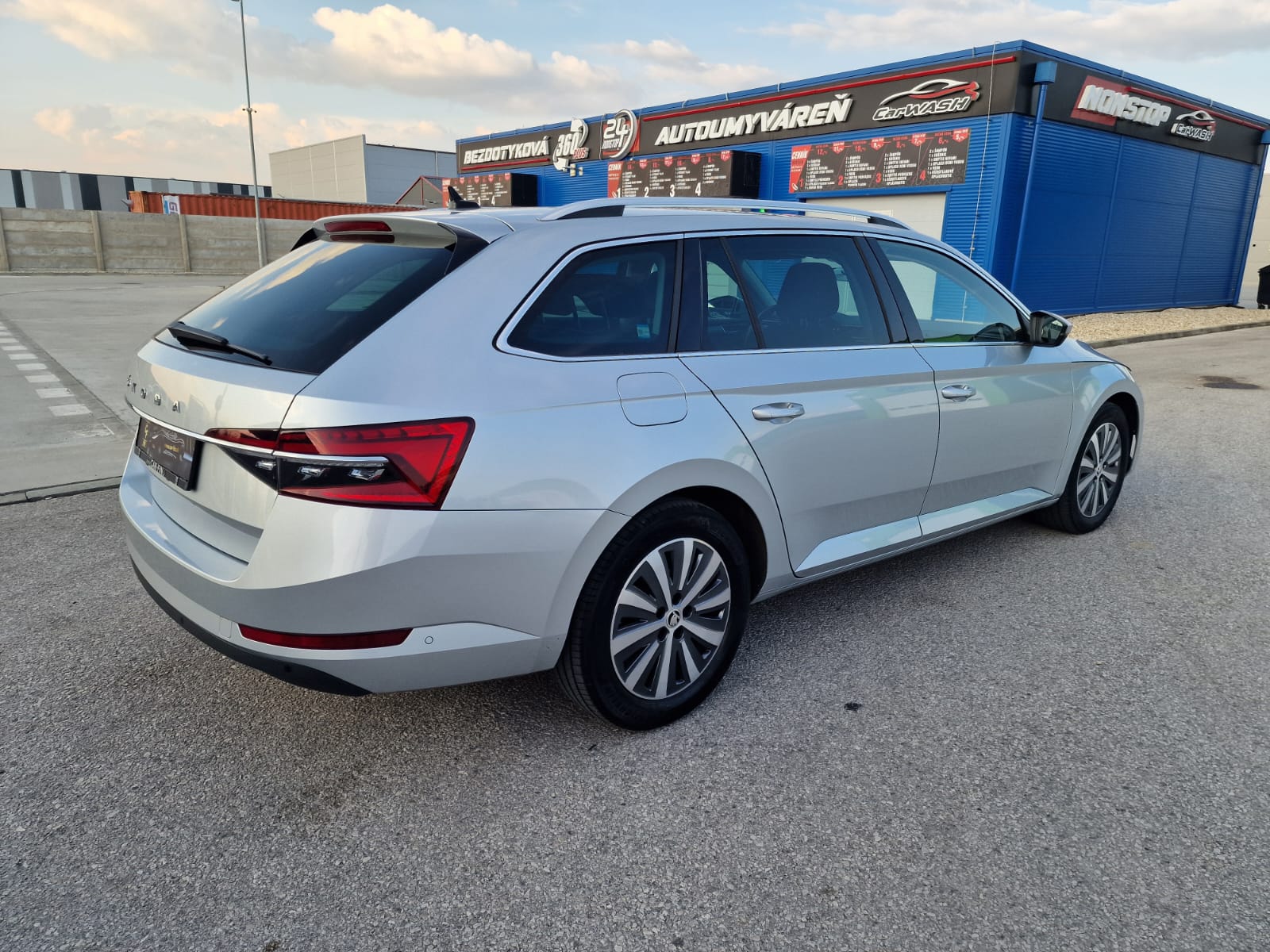 
								Škoda Superb Combi 2.0 TDI SCR Style DSG full									