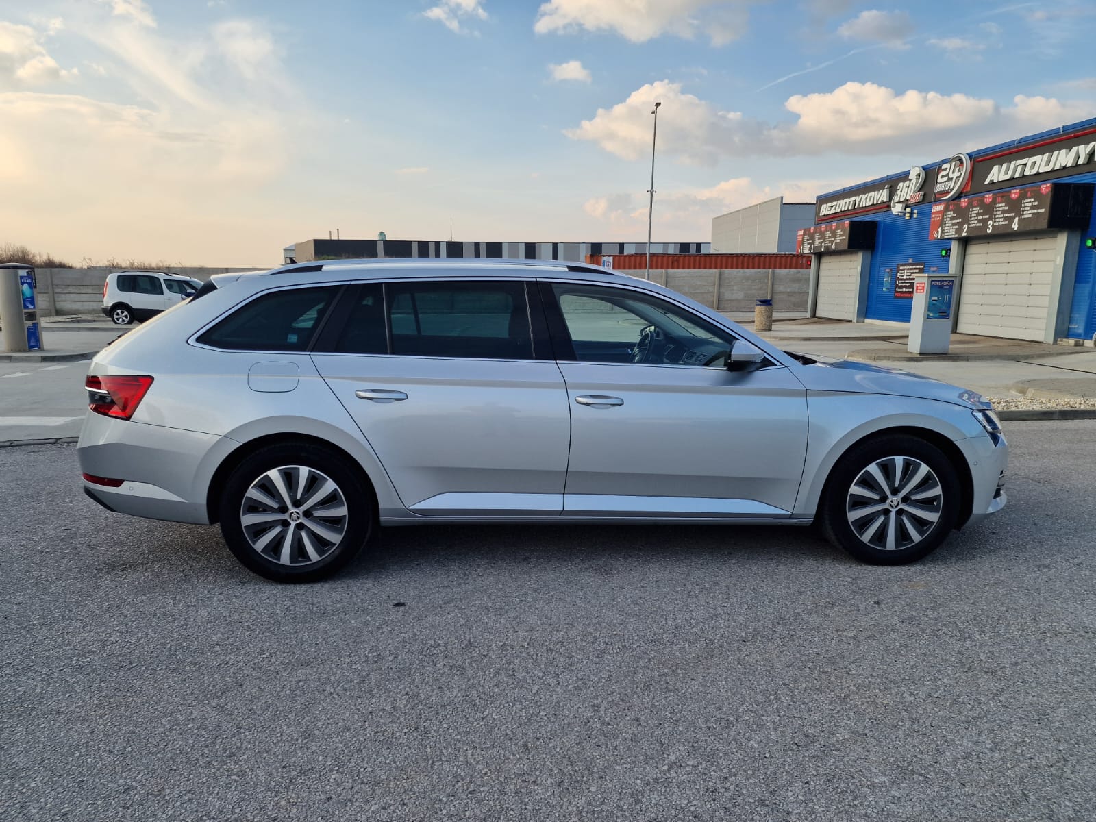 
								Škoda Superb Combi 2.0 TDI SCR Style DSG full									
