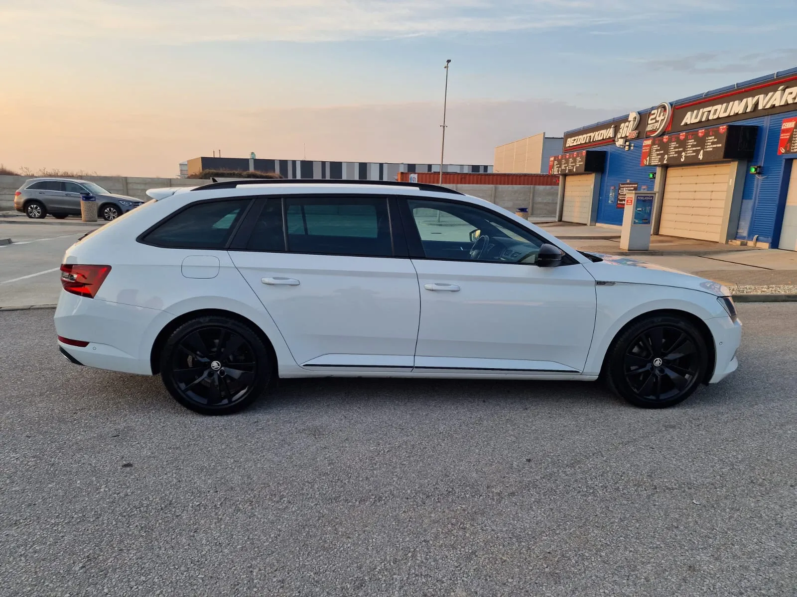 
								Škoda Superb 2.0TDi Sportline DSG full									