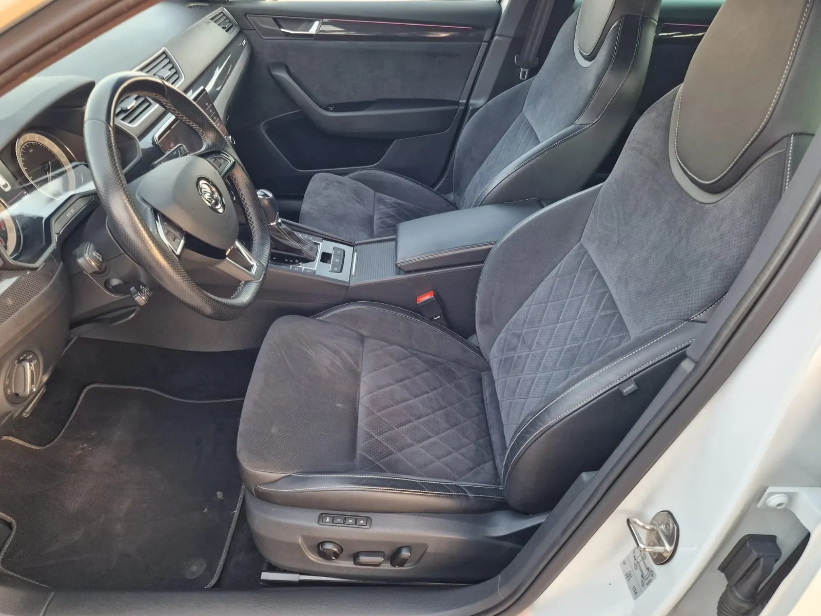 
								Škoda Superb 2.0TDi Sportline DSG full									