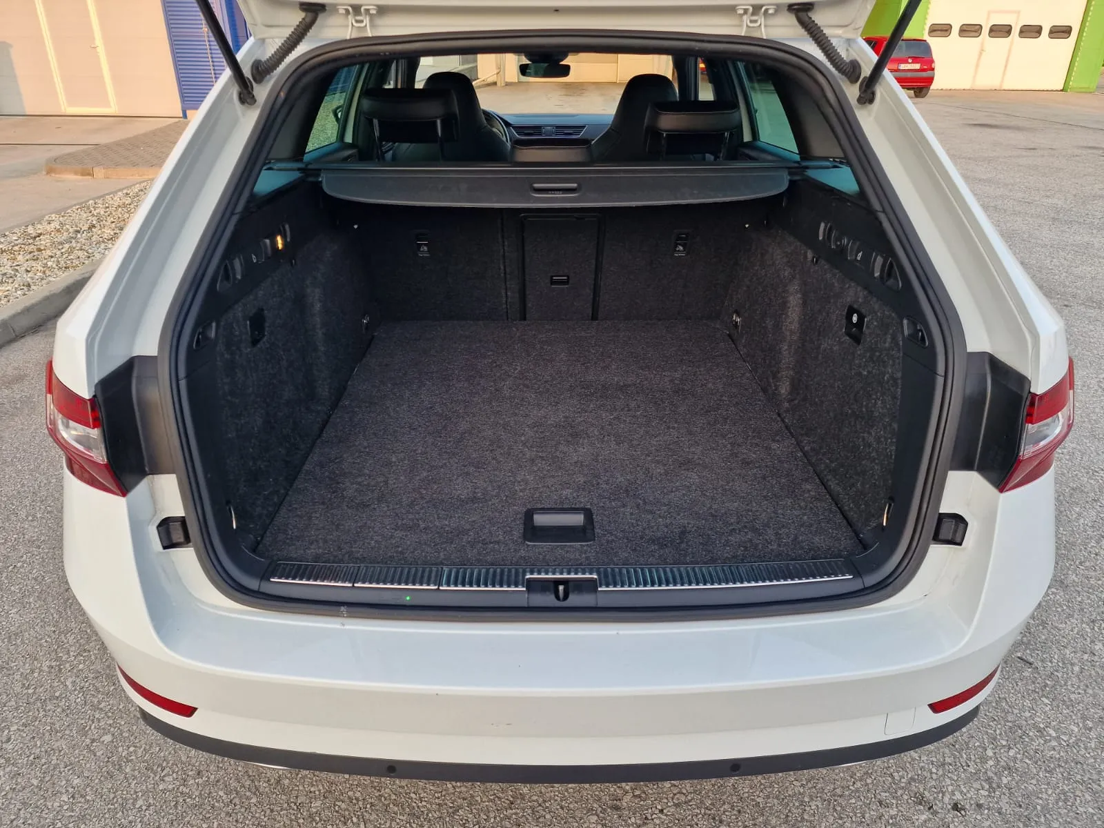 
								Škoda Superb 2.0TDi Sportline DSG full									