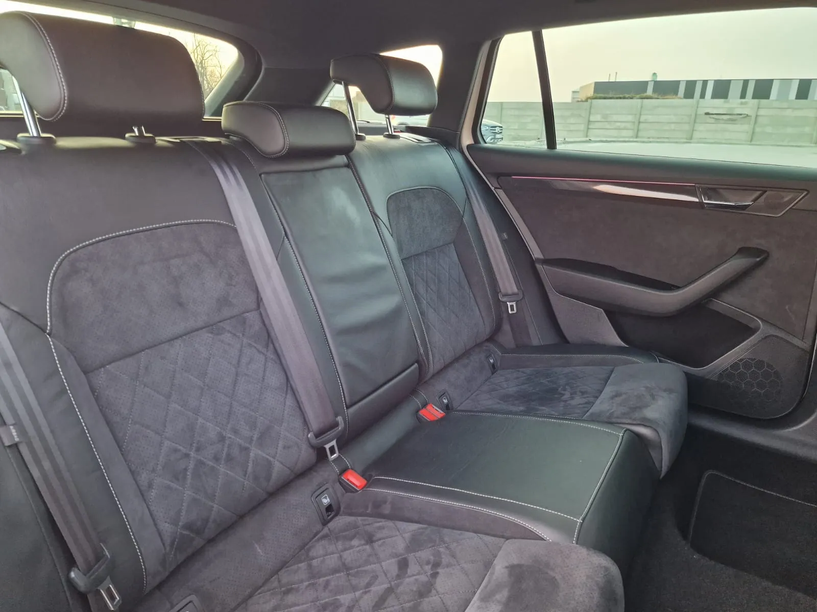 
								Škoda Superb 2.0TDi Sportline DSG full									