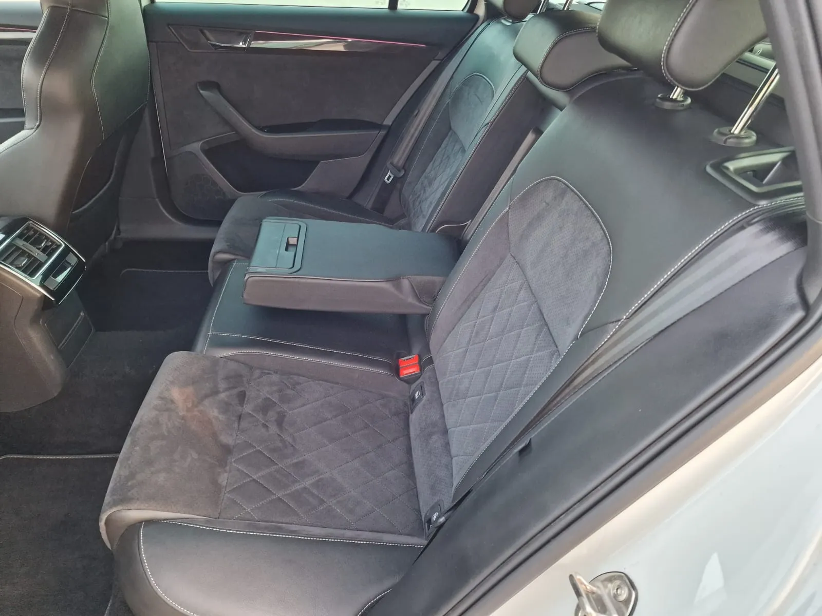 
								Škoda Superb 2.0TDi Sportline DSG full									