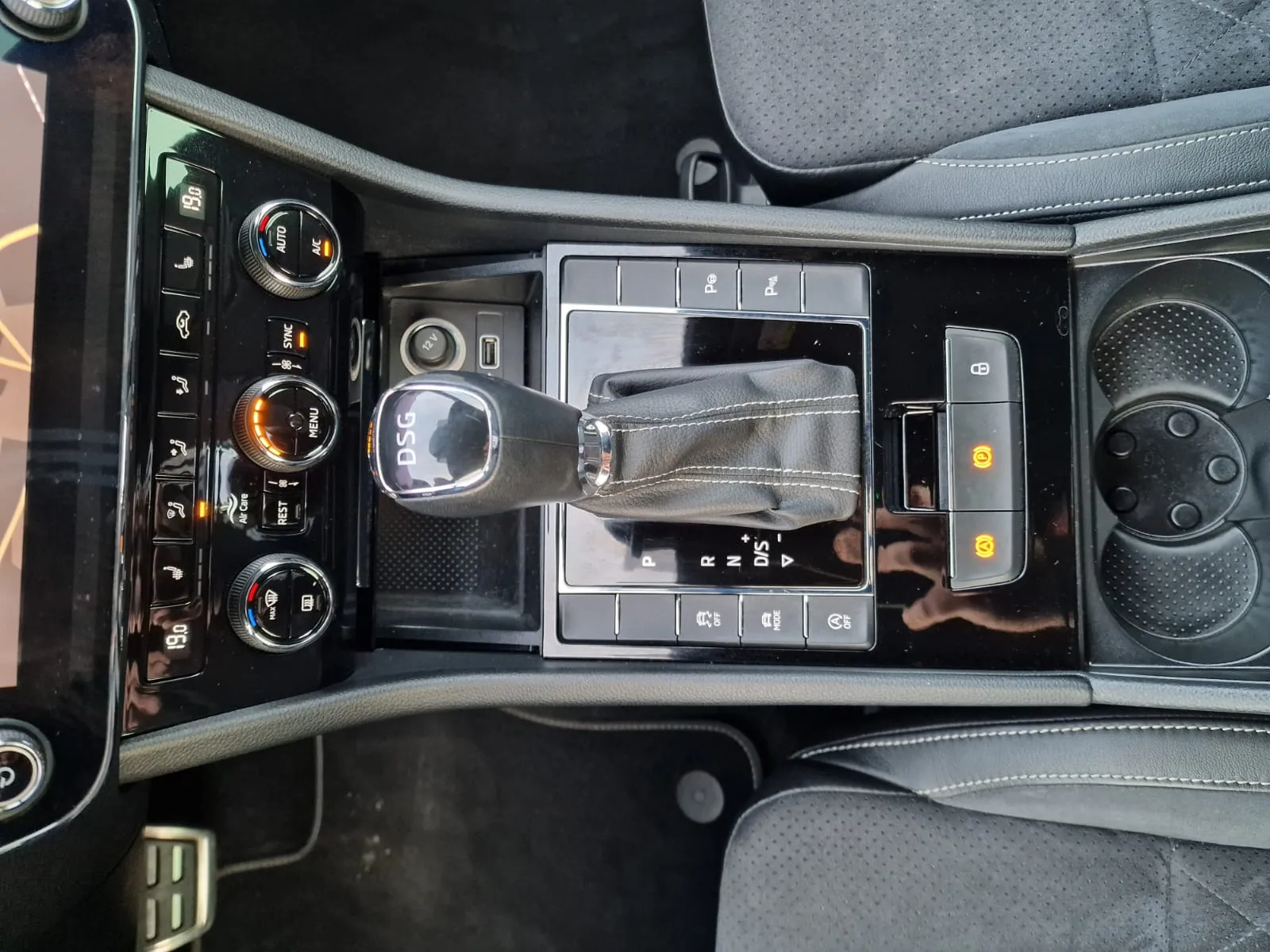 
								Škoda Superb 2.0TDi Sportline DSG full									