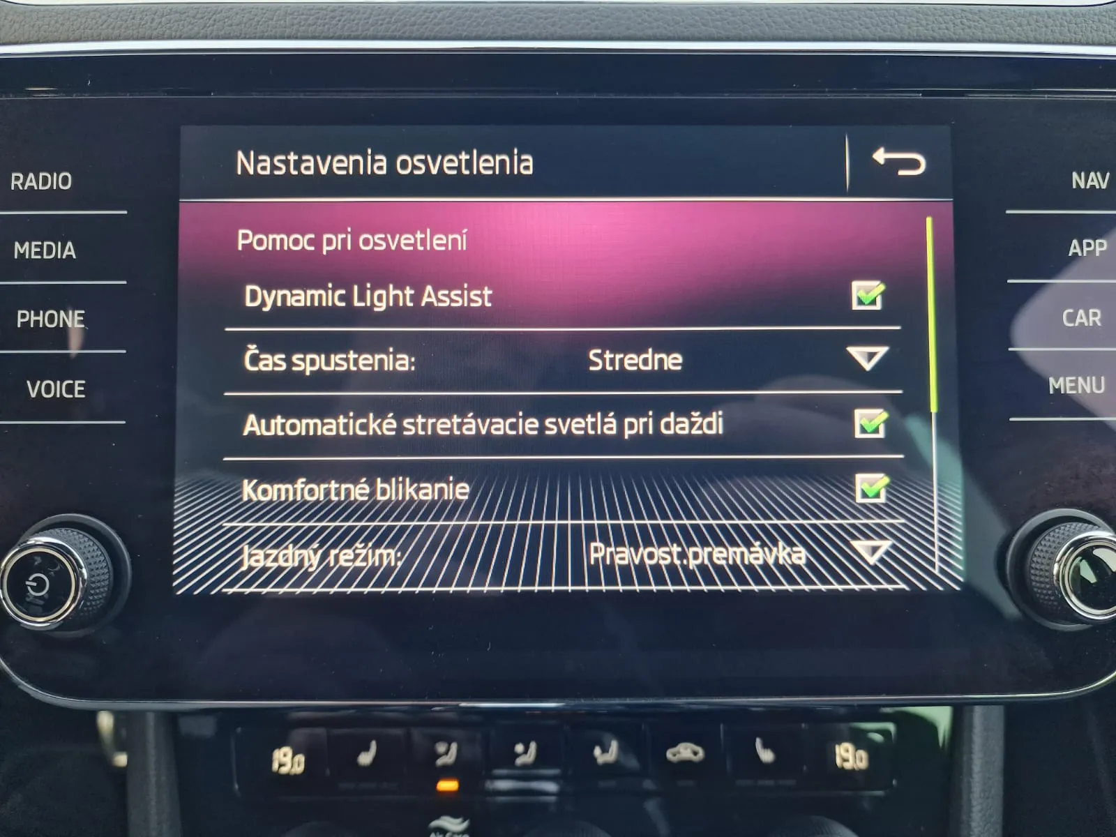 
								Škoda Superb 2.0TDi Sportline DSG full									