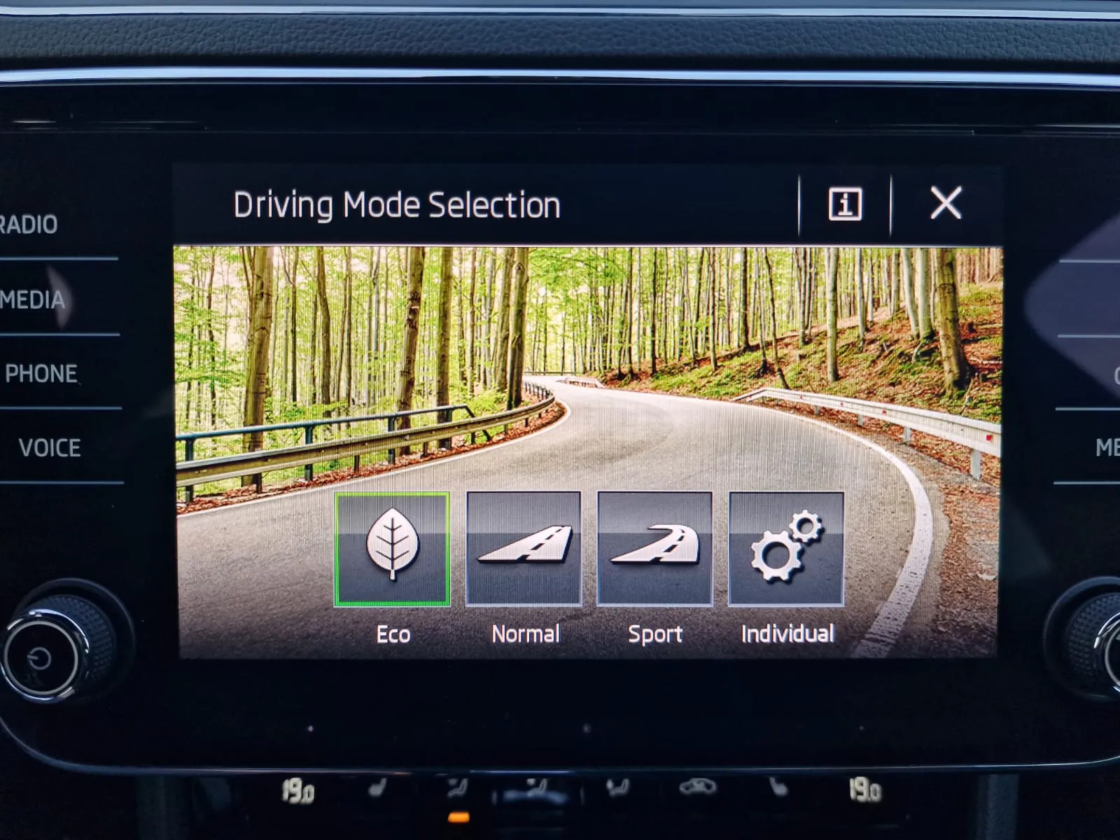 
								Škoda Superb 2.0TDi Sportline DSG full									