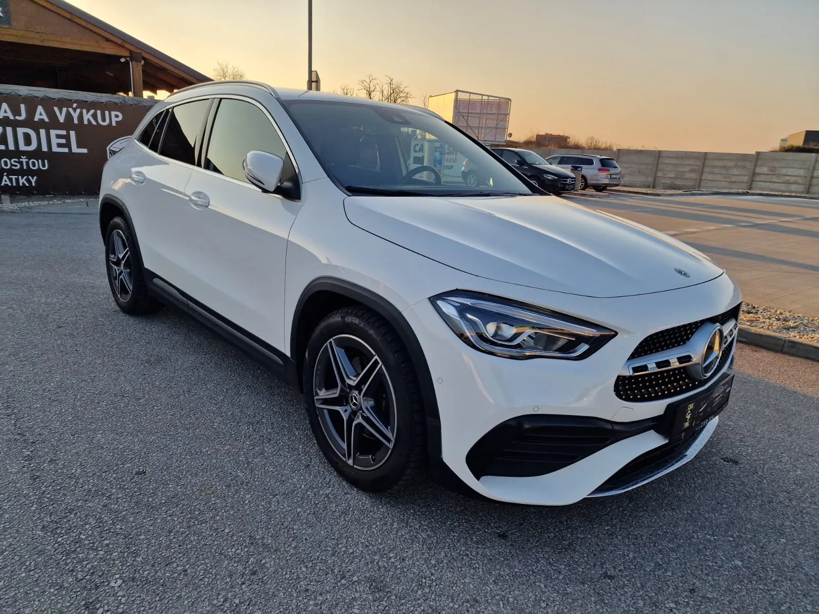 
								Mercedes-Benz GLA 200d A/T full									