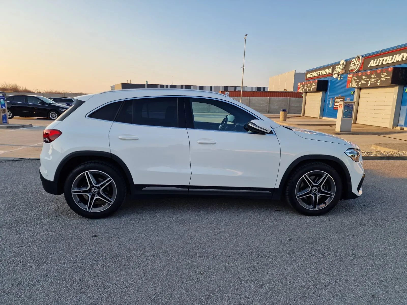
								Mercedes-Benz GLA 200d A/T full									