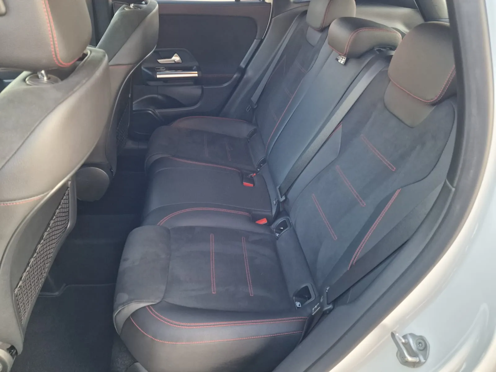 
								Mercedes-Benz GLA 200d A/T full									