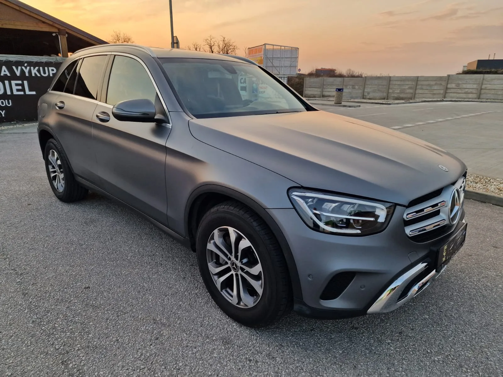 
								Mercedes-Benz GLC 220d 4MATIC A/T full									