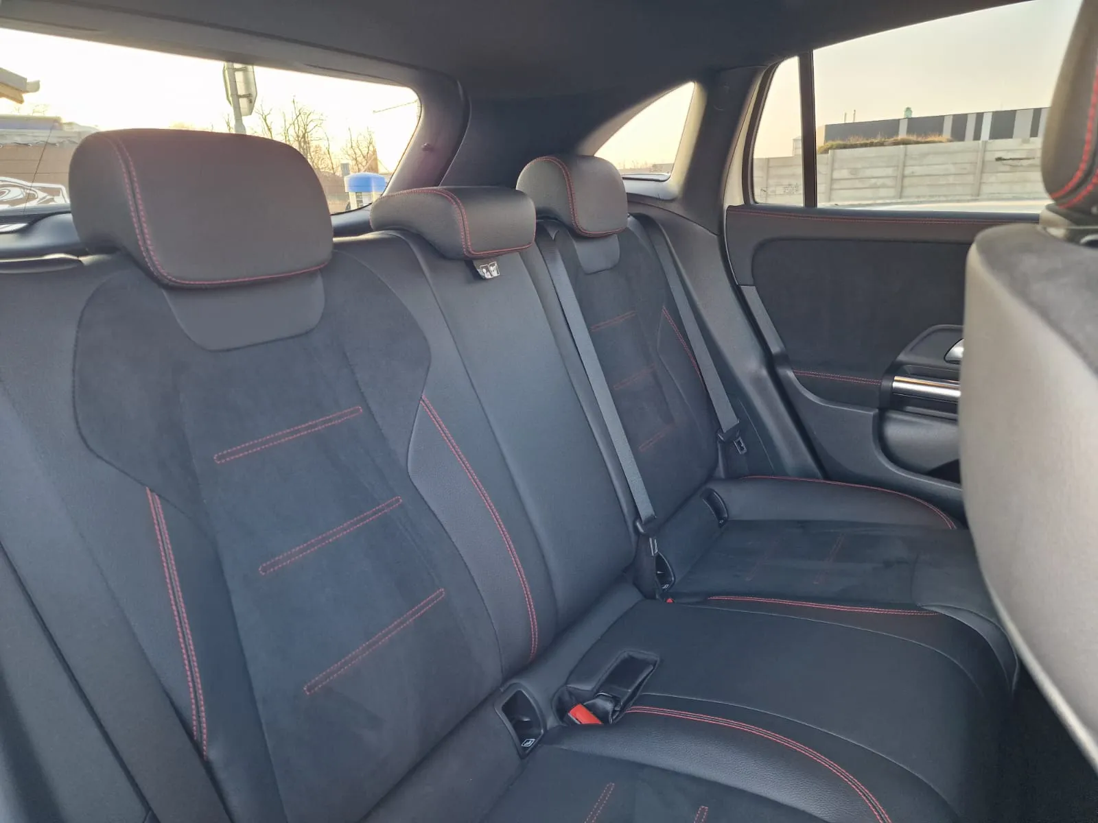 
								Mercedes-Benz GLA 200d A/T full									