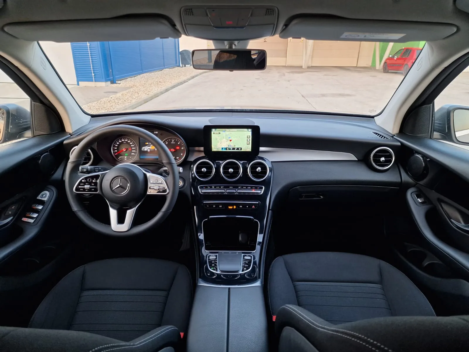 
								Mercedes-Benz GLC 220d 4MATIC A/T full									