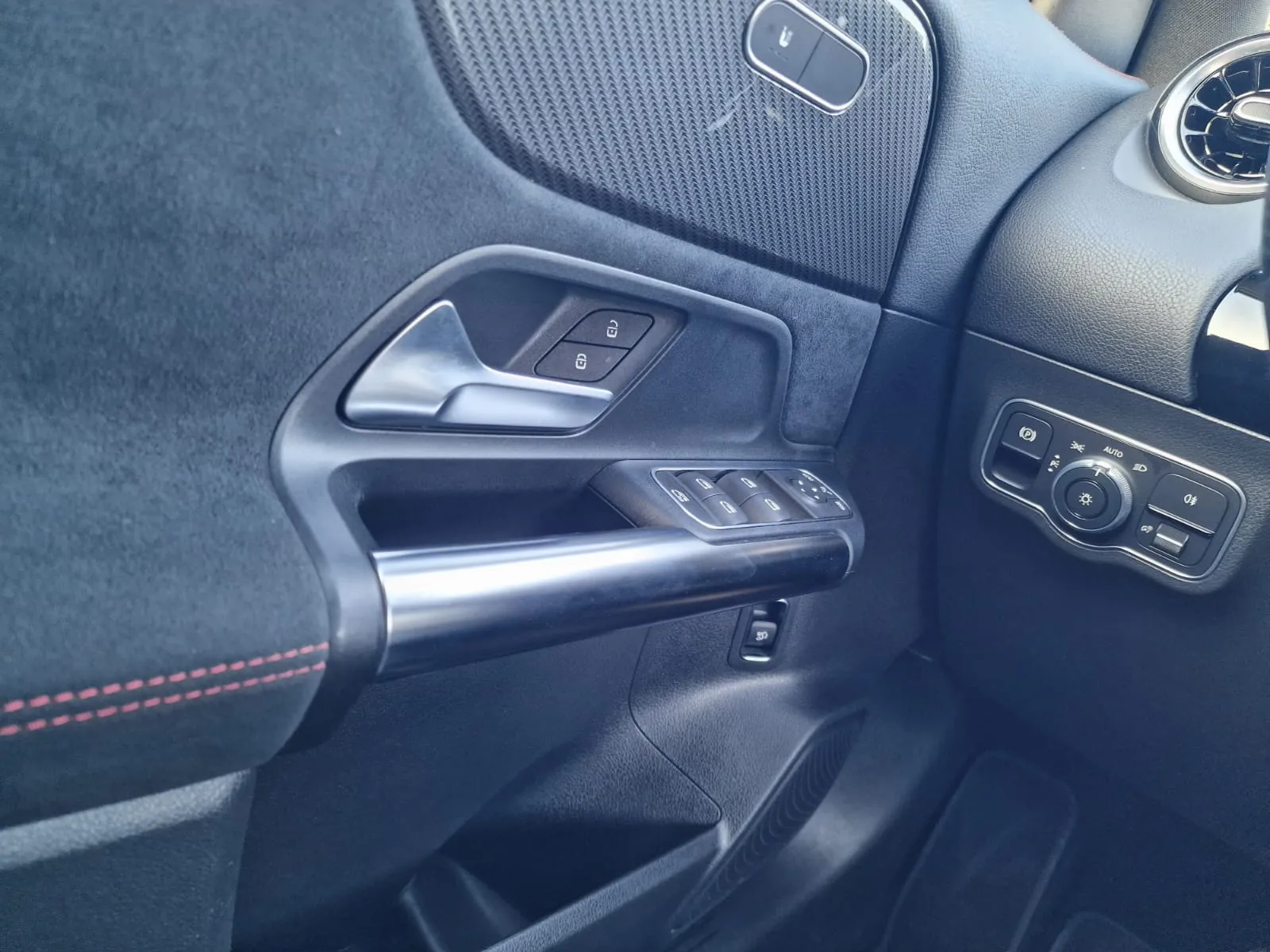 
								Mercedes-Benz GLA 200d A/T full									