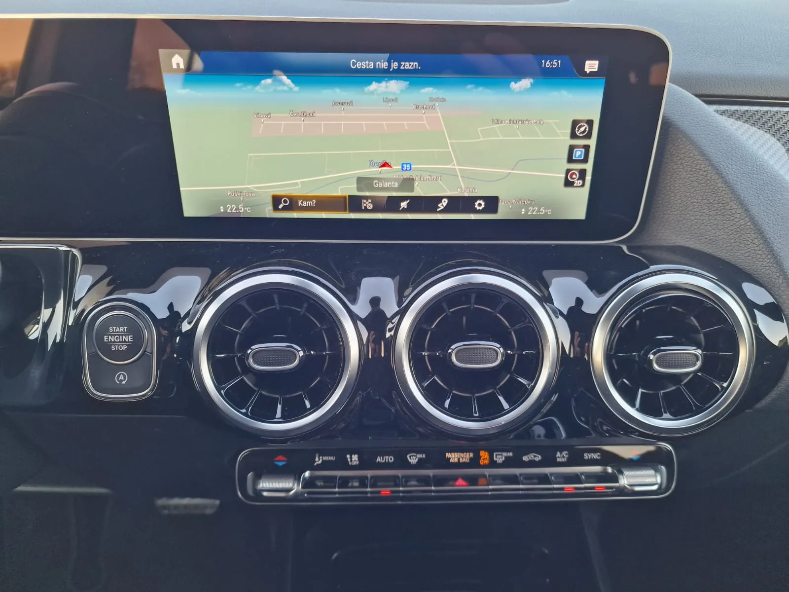 
								Mercedes-Benz GLA 200d A/T full									