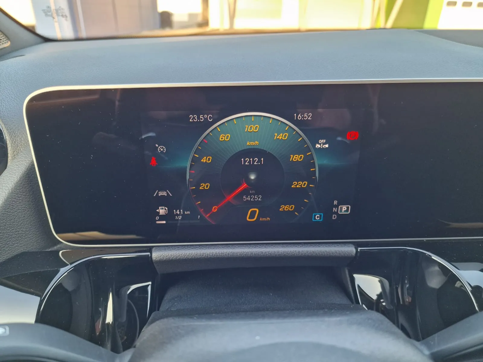 
								Mercedes-Benz GLA 200d A/T full									