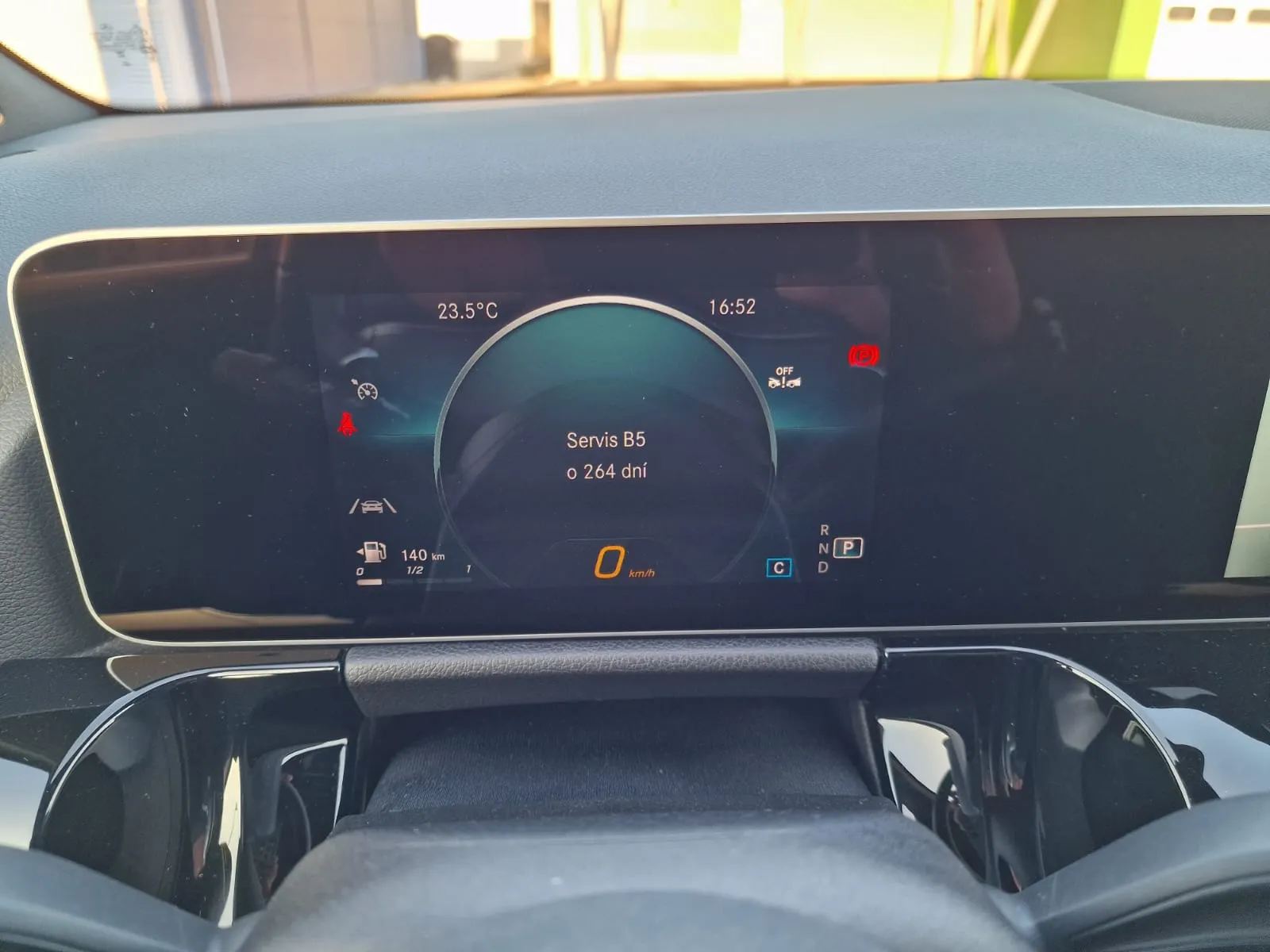 
								Mercedes-Benz GLA 200d A/T full									