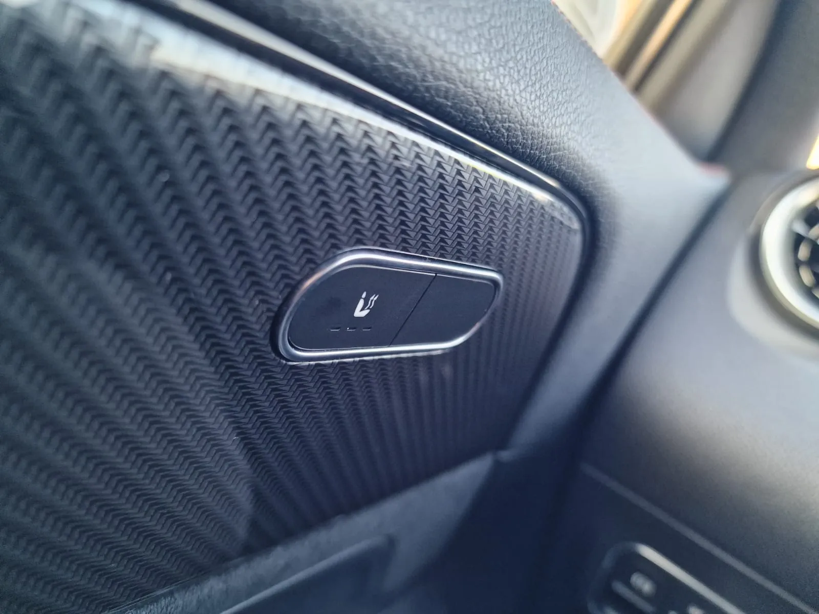 
								Mercedes-Benz GLA 200d A/T full									