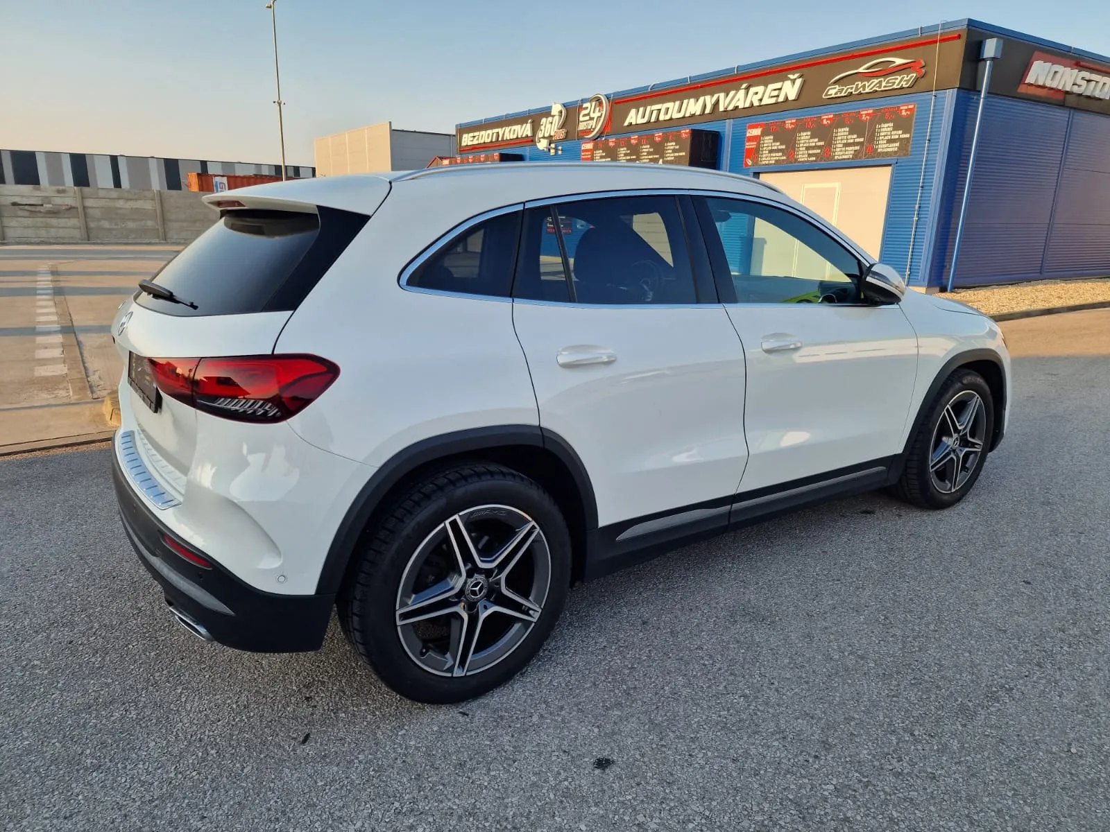 
								Mercedes-Benz GLA 200d A/T full									