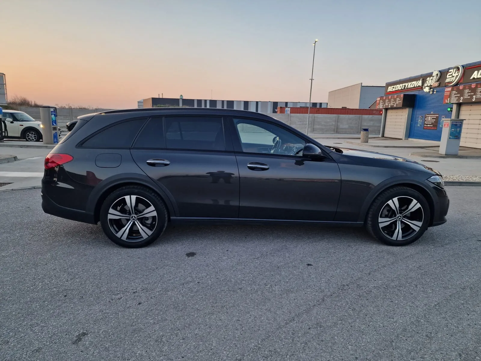 
								Mercedes-Benz C trieda Kombi 220 d mHEV All-Terrain 4MATIC A/T full									