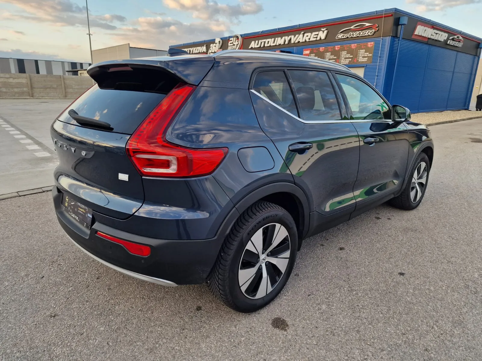 
								Volvo XC40 T4 Recharge full									