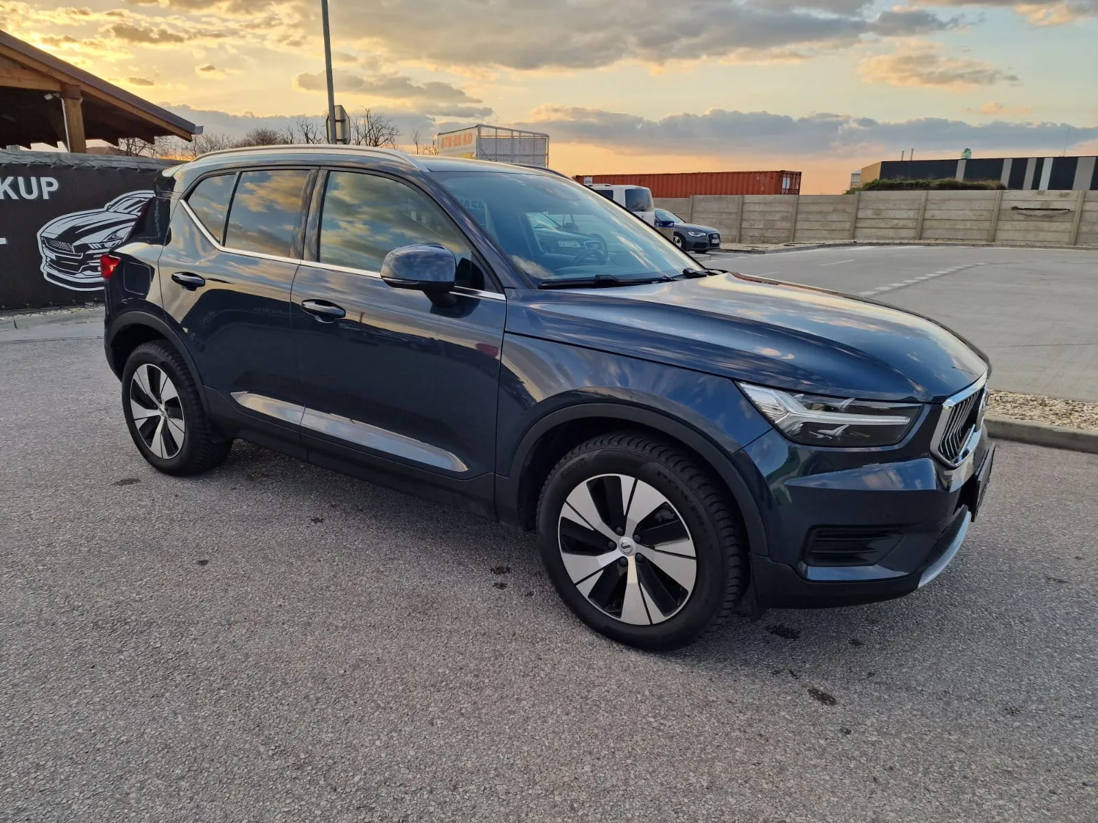 
								Volvo XC40 T4 Recharge full									