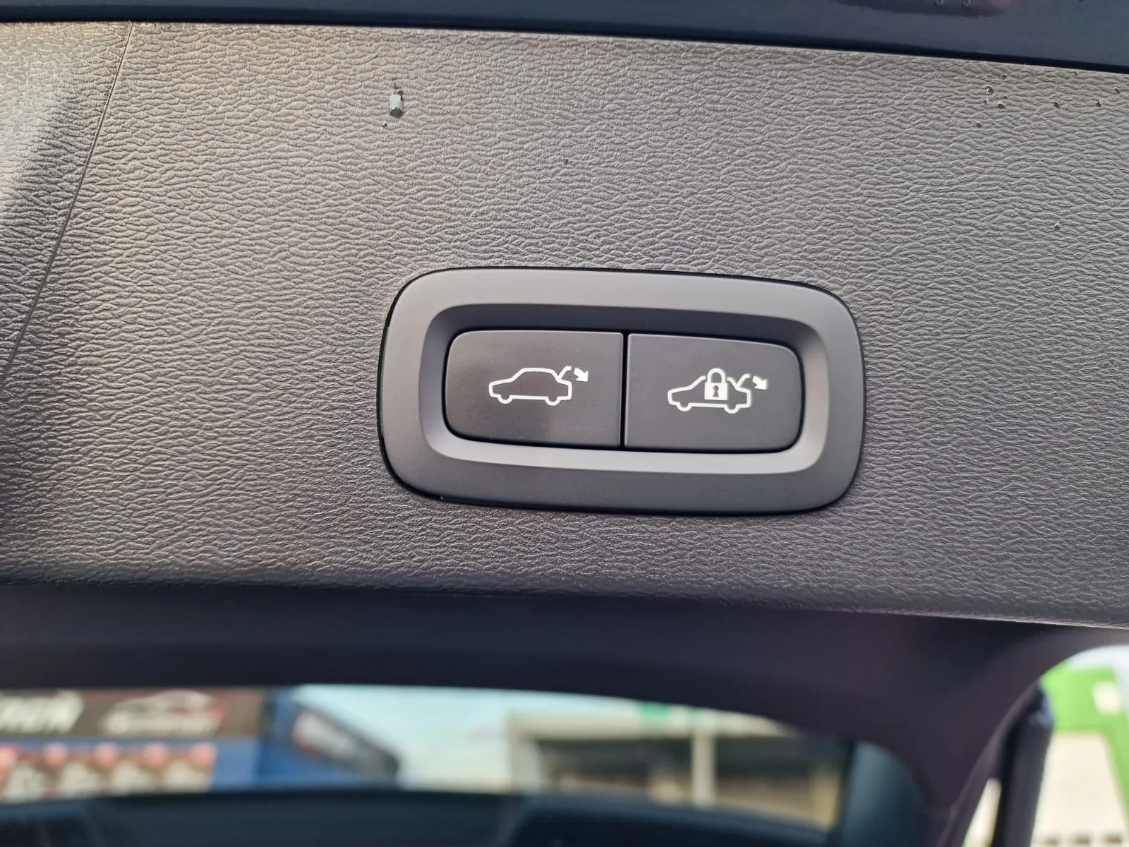 
								Volvo XC40 T4 Recharge full									