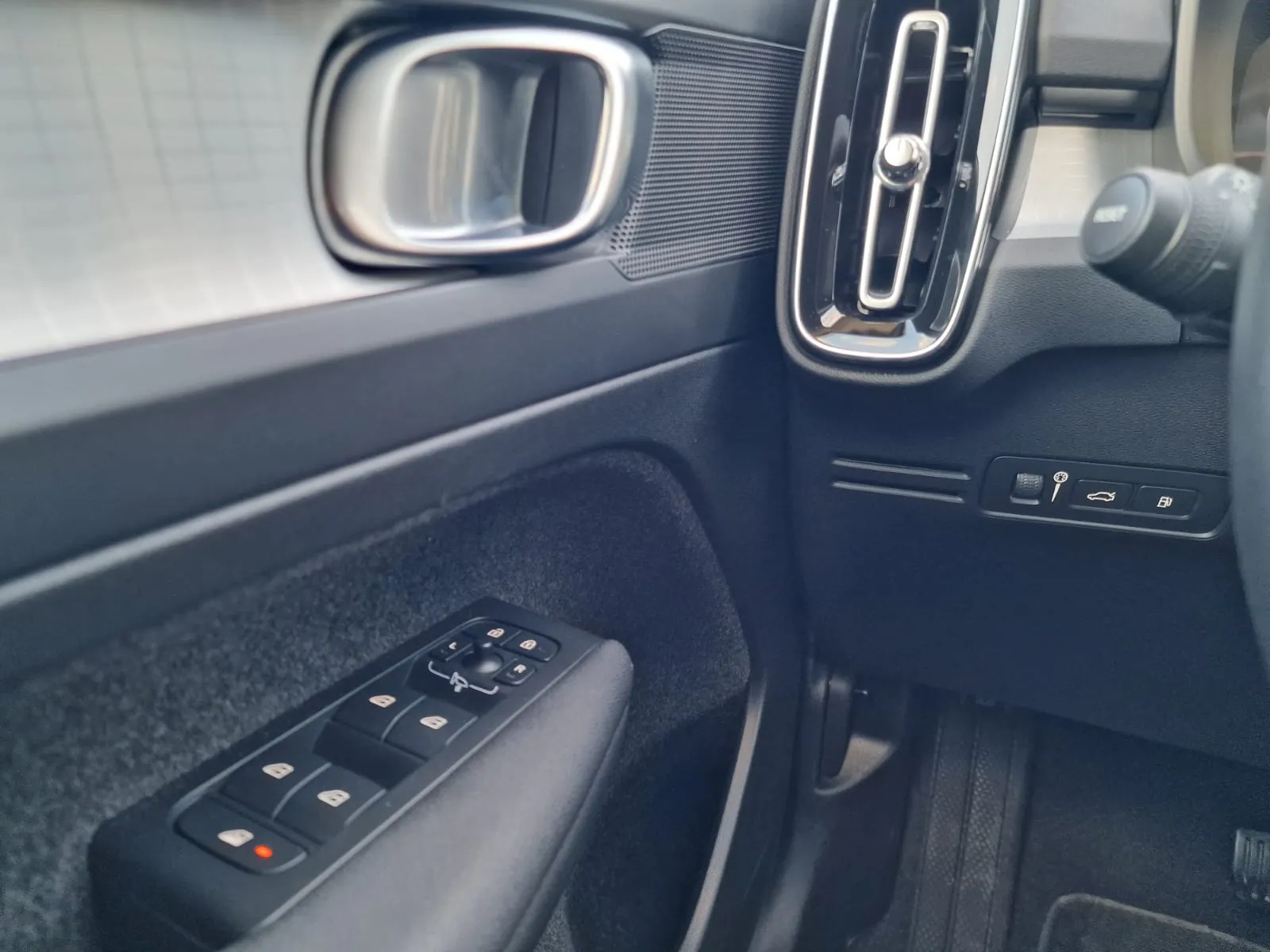 
								Volvo XC40 T4 Recharge full									