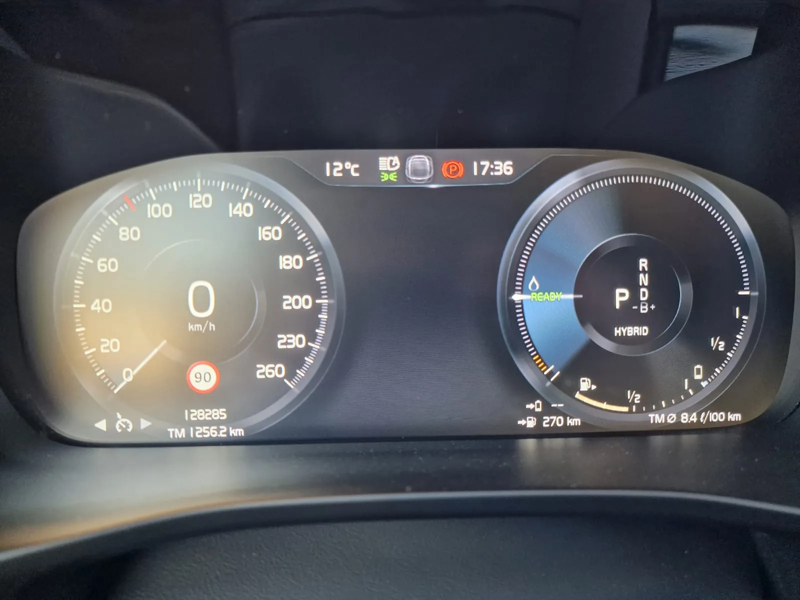 
								Volvo XC40 T4 Recharge full									