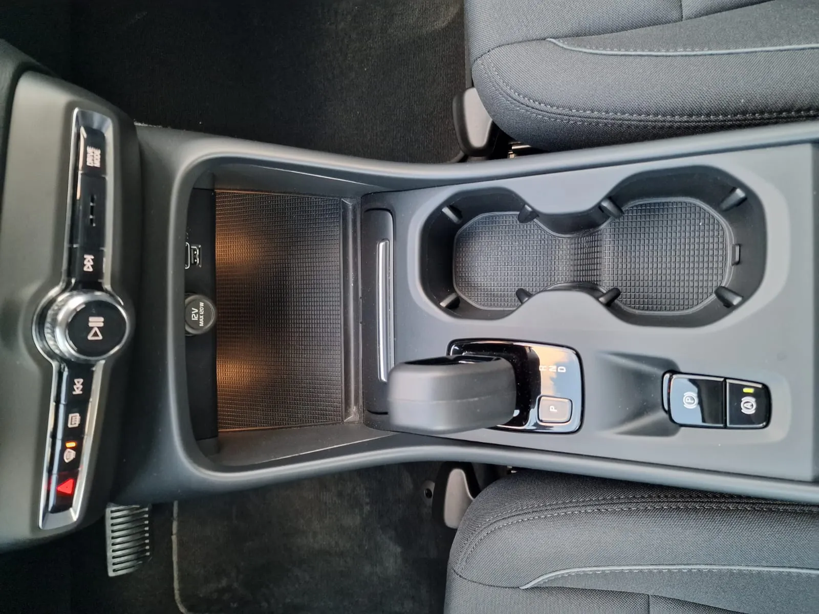 
								Volvo XC40 T4 Recharge full									