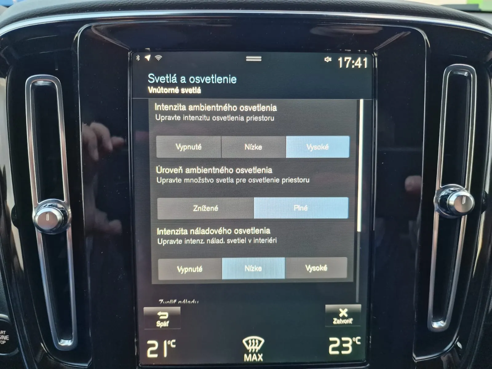 
								Volvo XC40 T4 Recharge full									