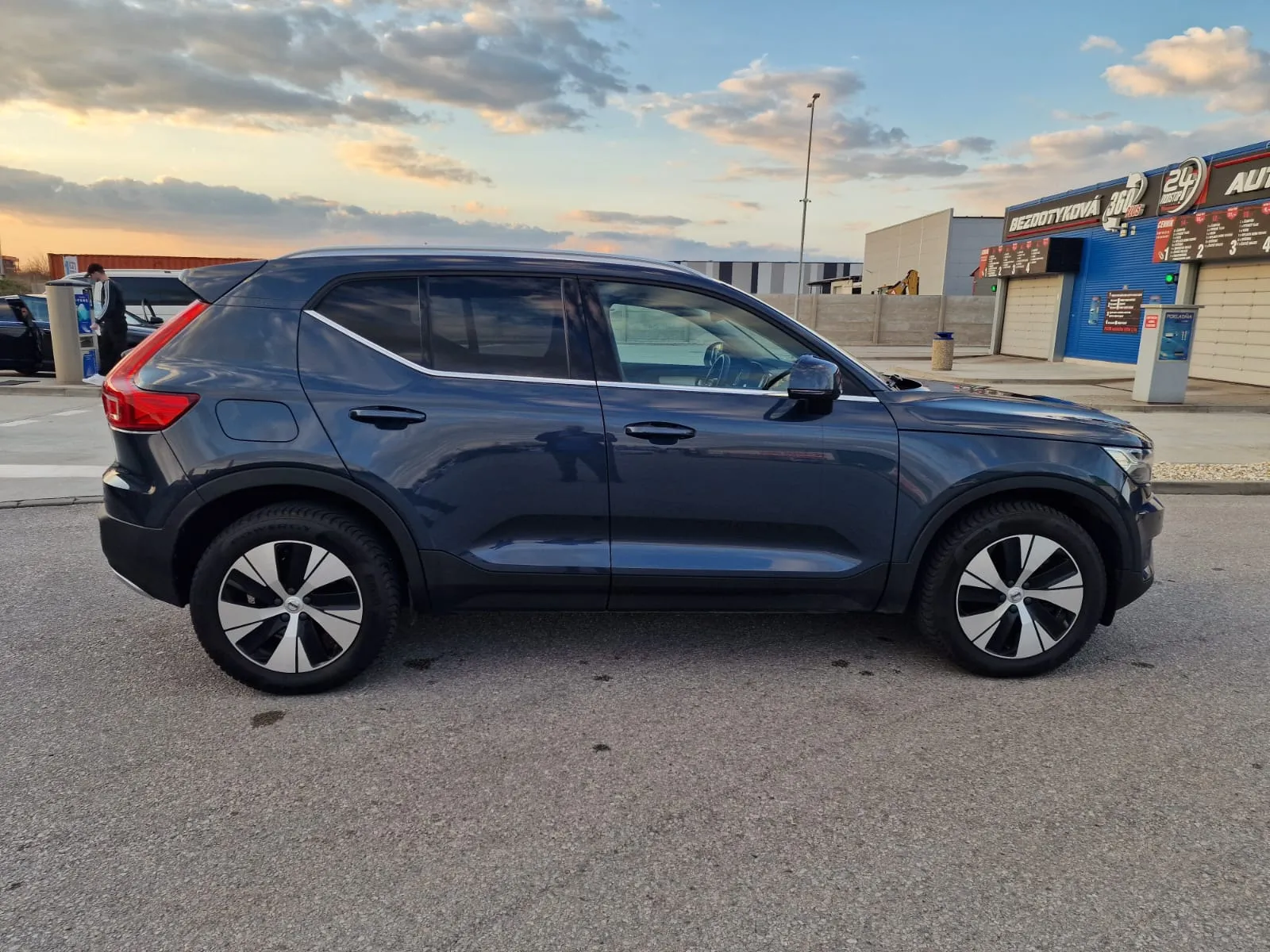 
								Volvo XC40 T4 Recharge full									