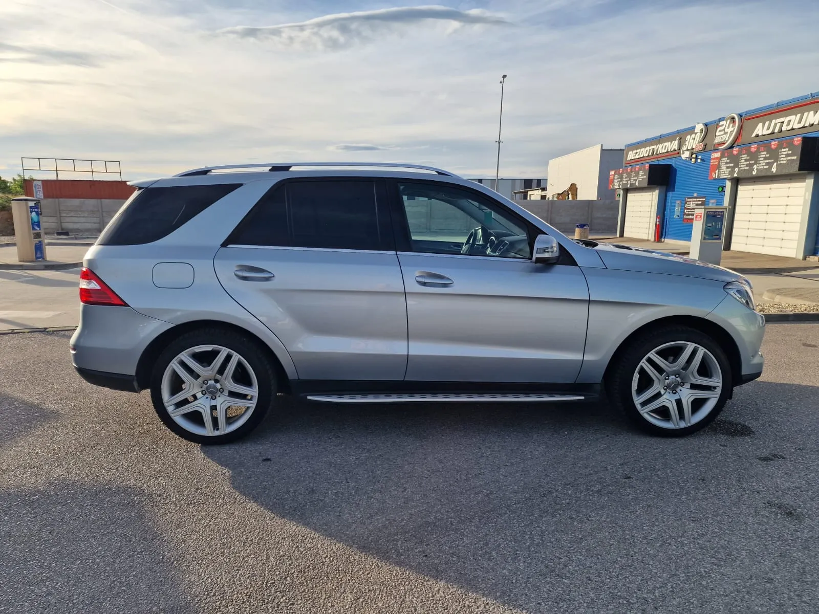 
								Mercedes-Benz ML 250d BLUETEC 4MATIC full									