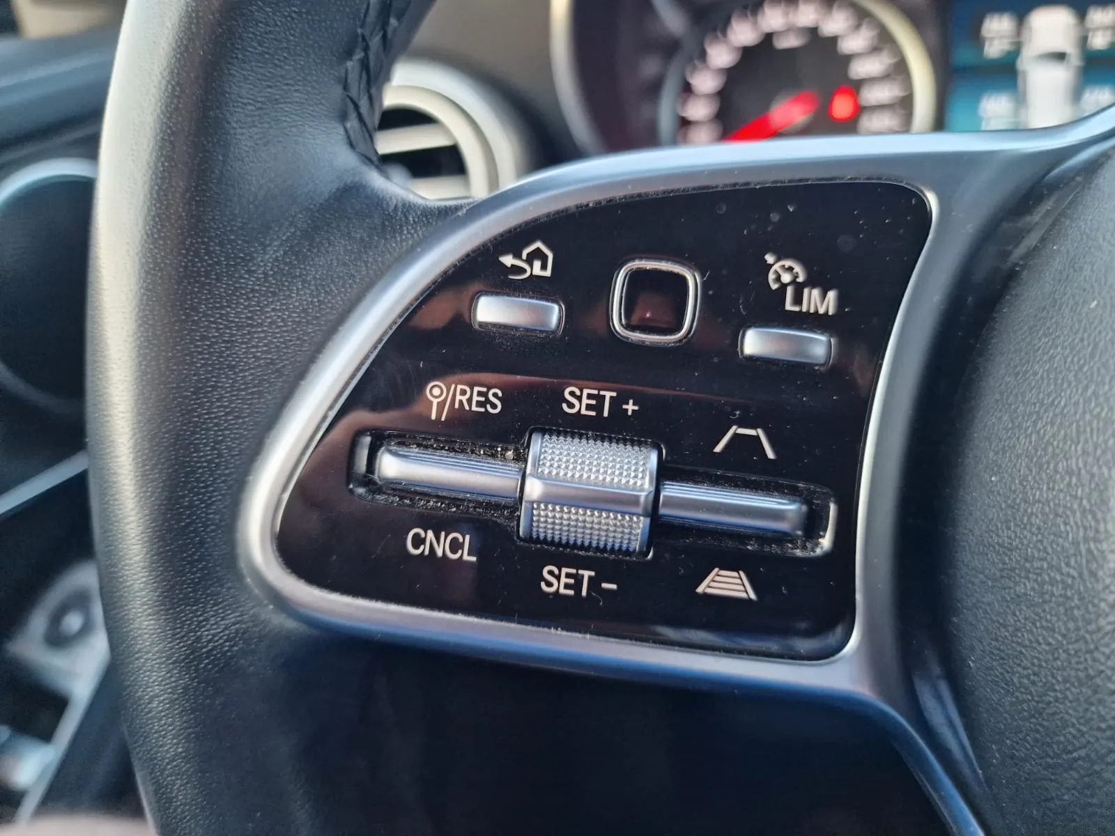 
								Mercedes-Benz GLC SUV 200d 4MATIC A/T full									