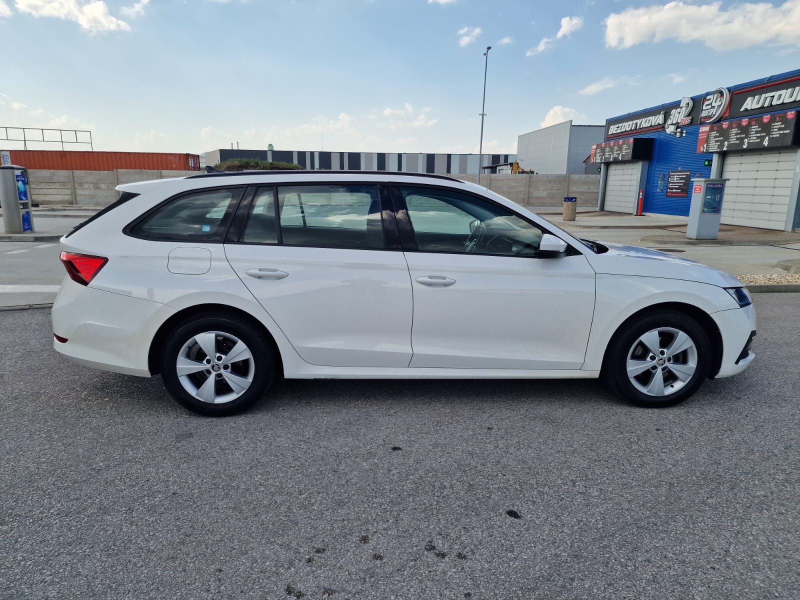 
								Škoda Octavia Combi 2.0 TDI SCR Ambition DSG full									