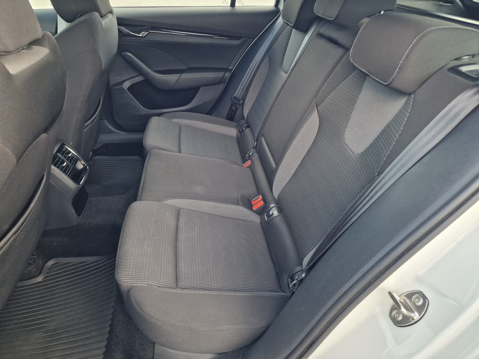 
								Škoda Octavia Combi 2.0 TDI SCR Ambition DSG full									