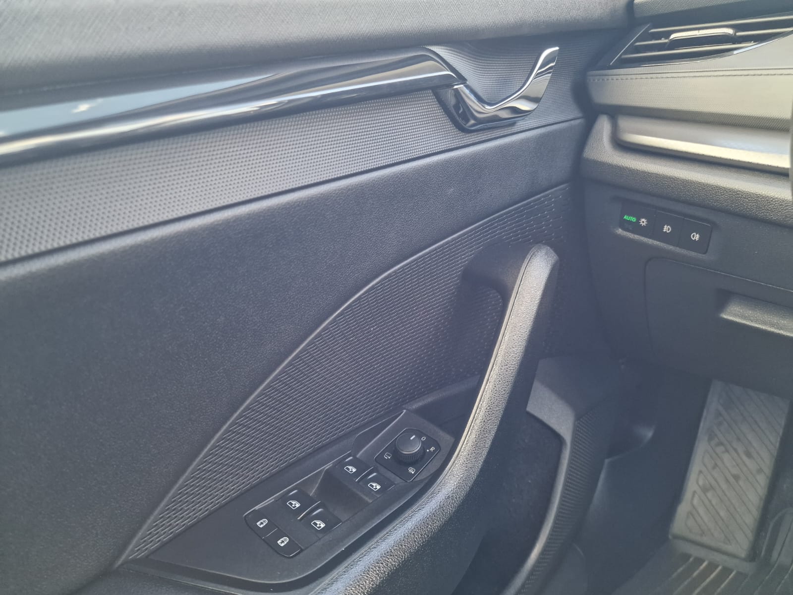 
								Škoda Octavia Combi 2.0 TDI SCR Ambition DSG full									