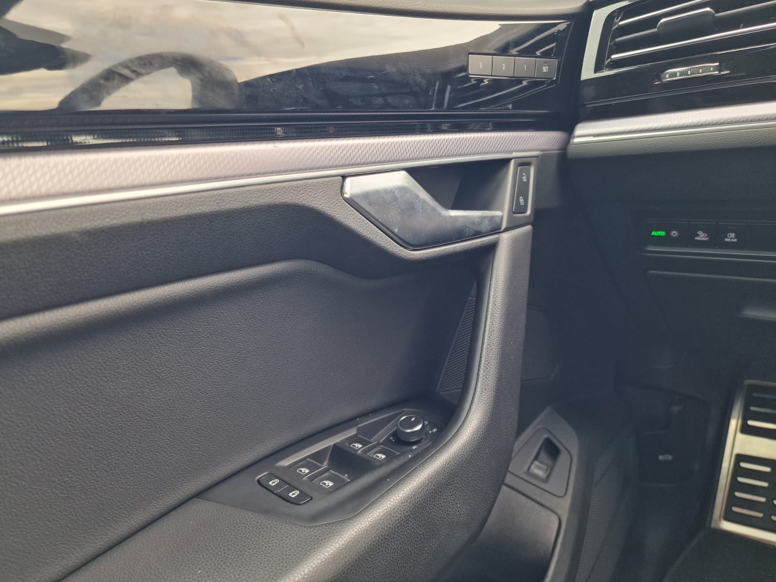 
								Volkswagen Touareg 3.0 V6 TDI SCR R-Line 4Motion Tiptronic full									