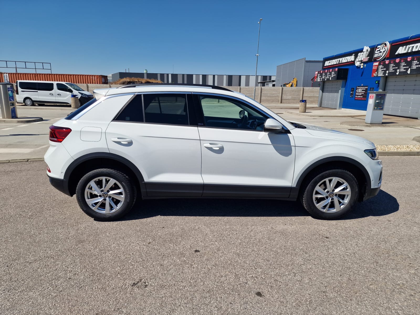 
								Volkswagen T-roc 1.5TSi Move DSG full									