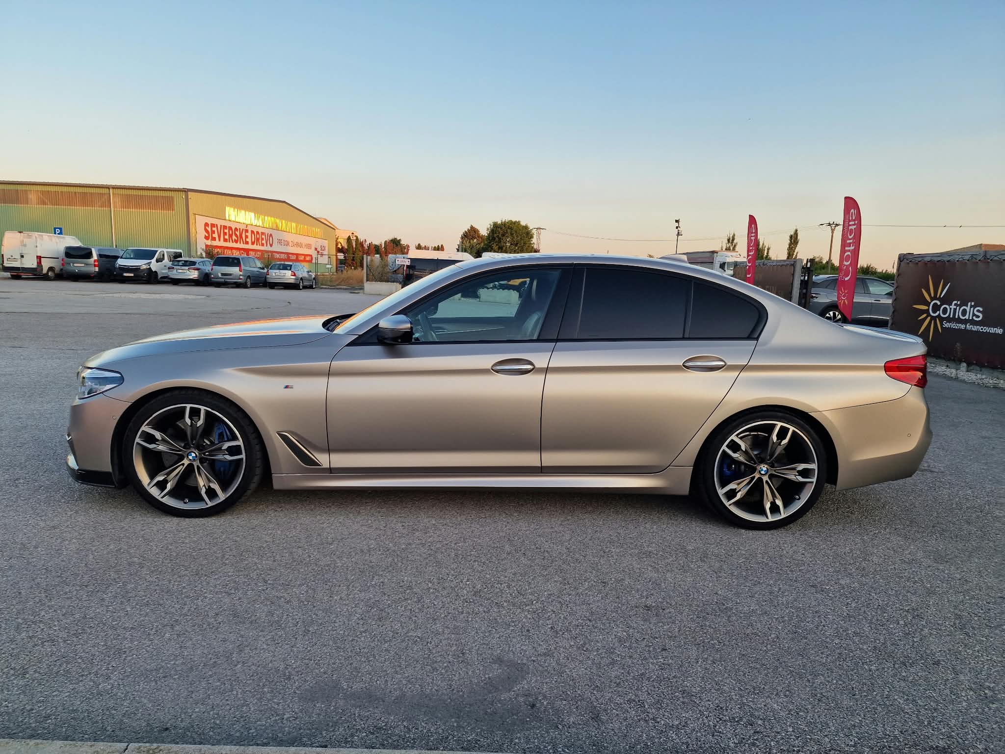 
								BMW Rad 5 M550i xDrive A/T full									