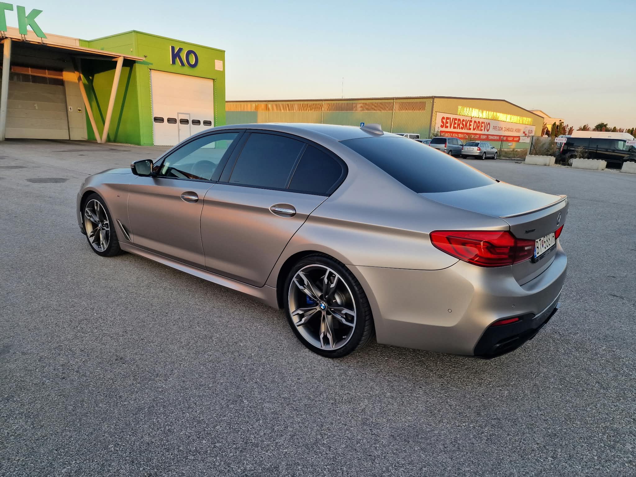 
								BMW Rad 5 M550i xDrive A/T full									