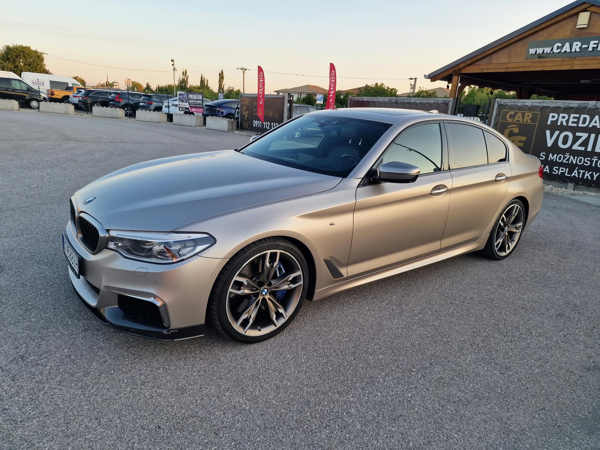 
								BMW Rad 5 M550i xDrive A/T full									