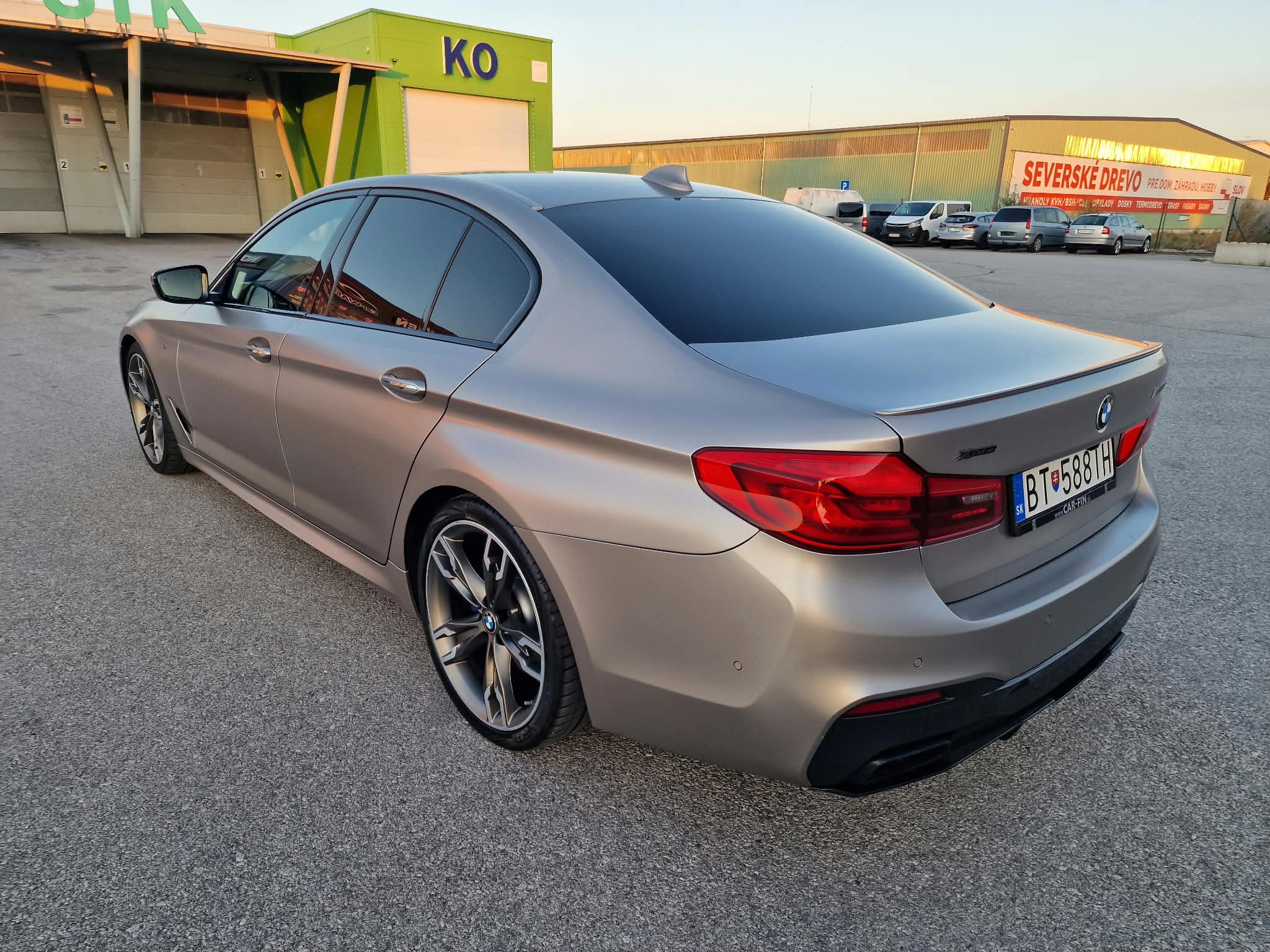 
								BMW Rad 5 M550i xDrive A/T full									