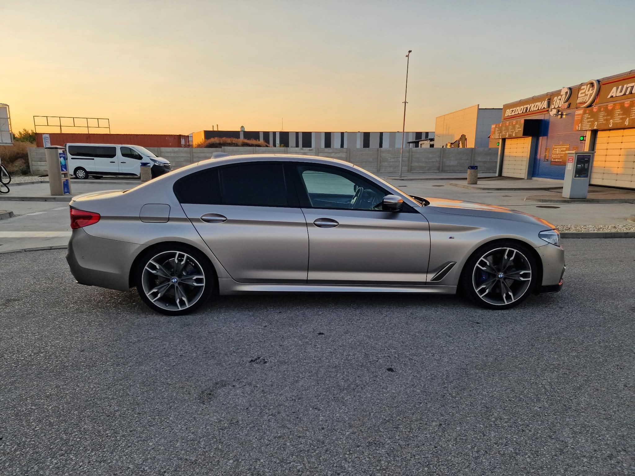 
								BMW Rad 5 M550i xDrive A/T full									