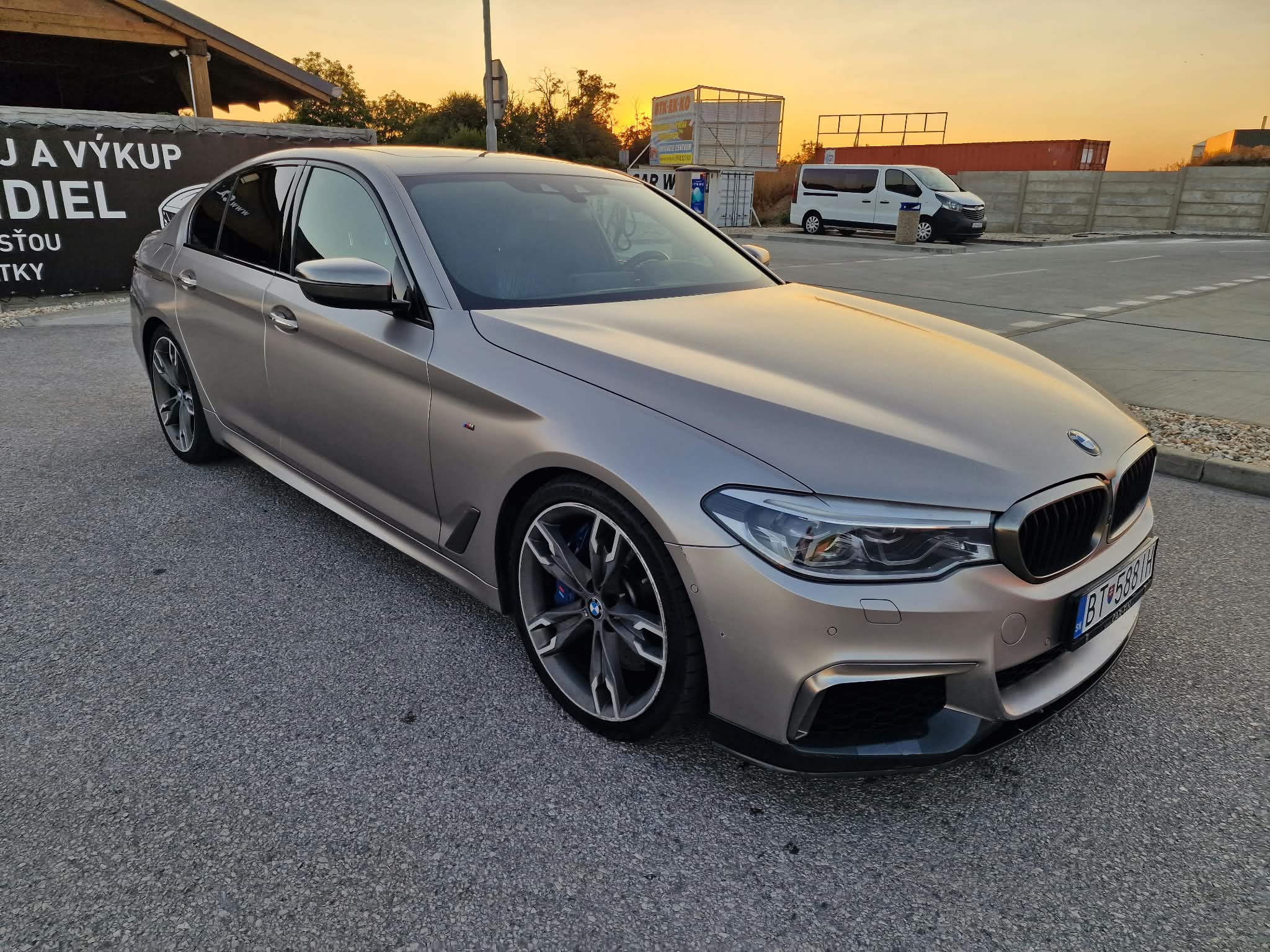 
								BMW Rad 5 M550i xDrive A/T full									