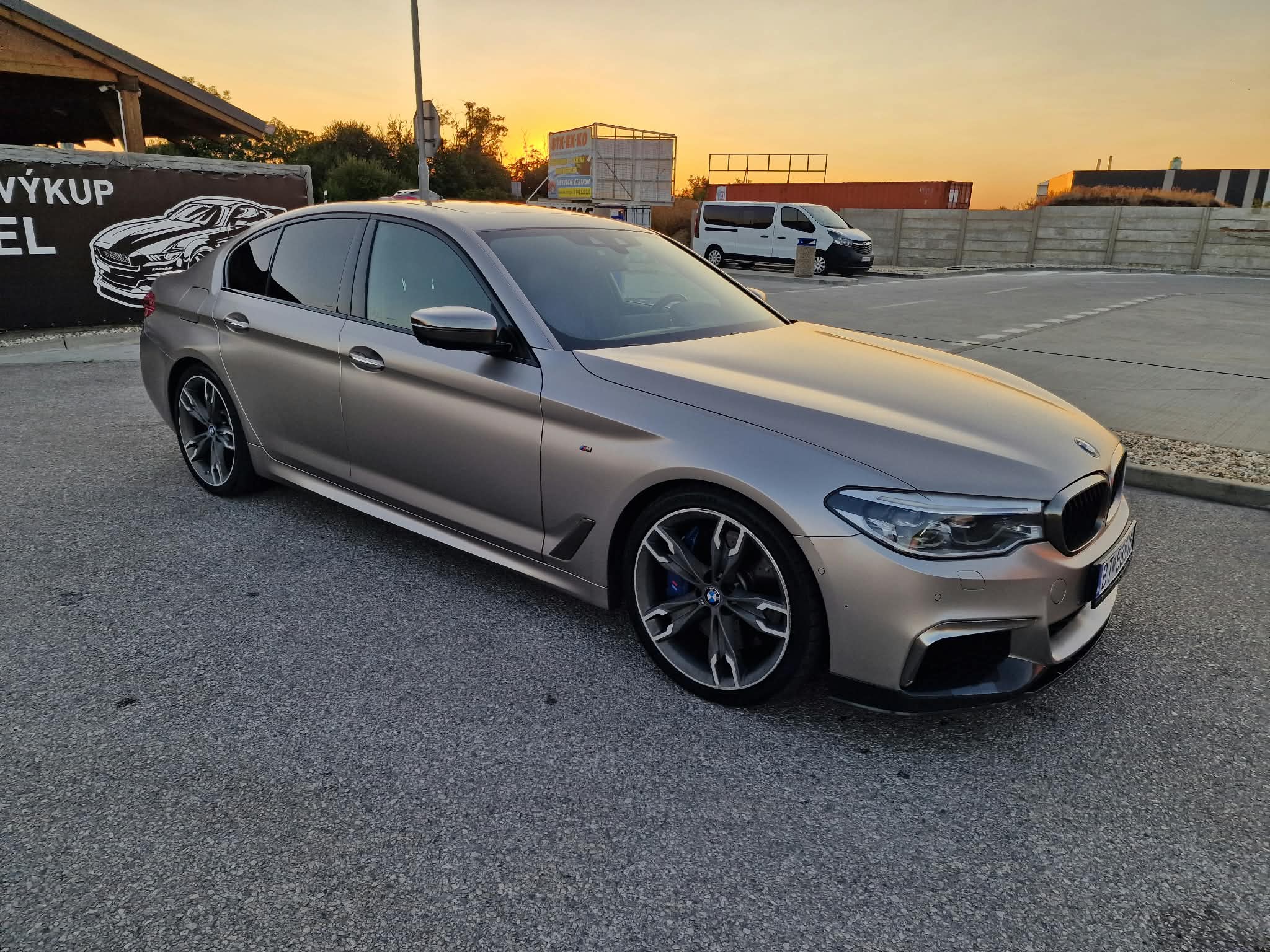 
								BMW Rad 5 M550i xDrive A/T full									