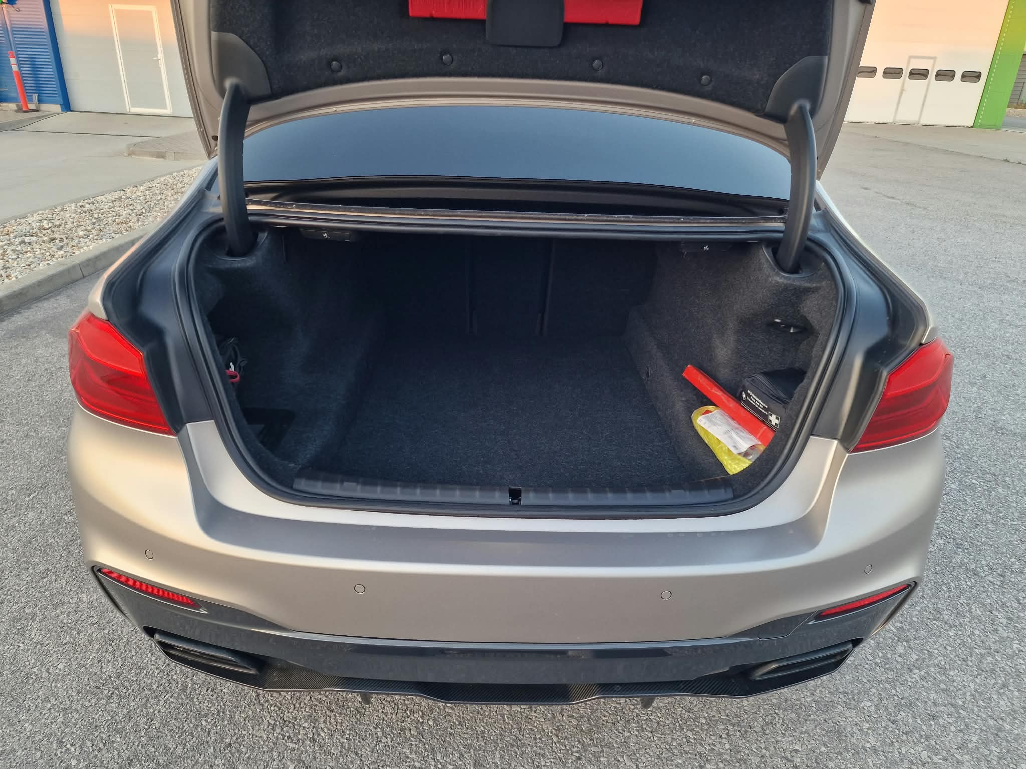 
								BMW Rad 5 M550i xDrive A/T full									