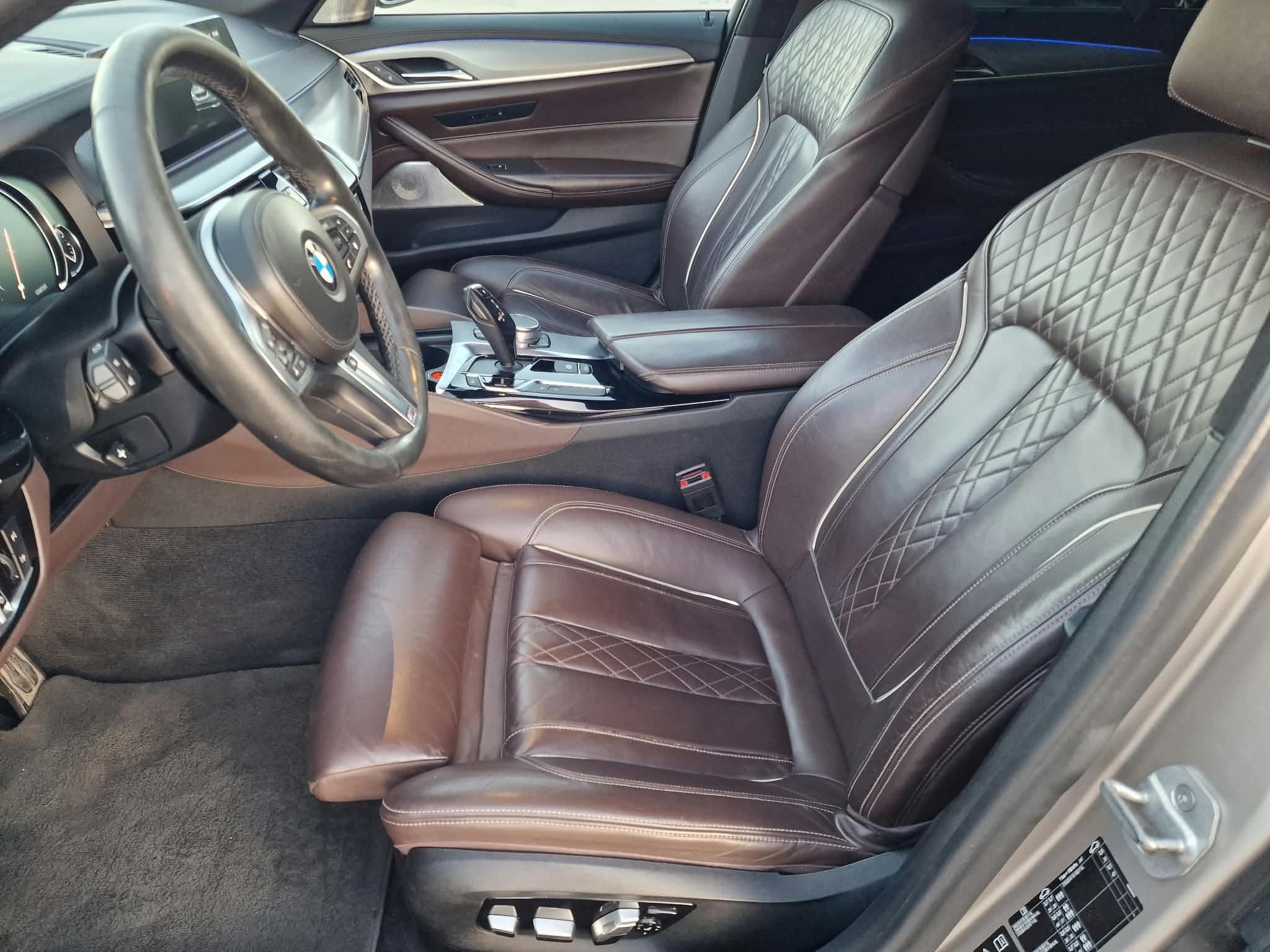 
								BMW Rad 5 M550i xDrive A/T full									