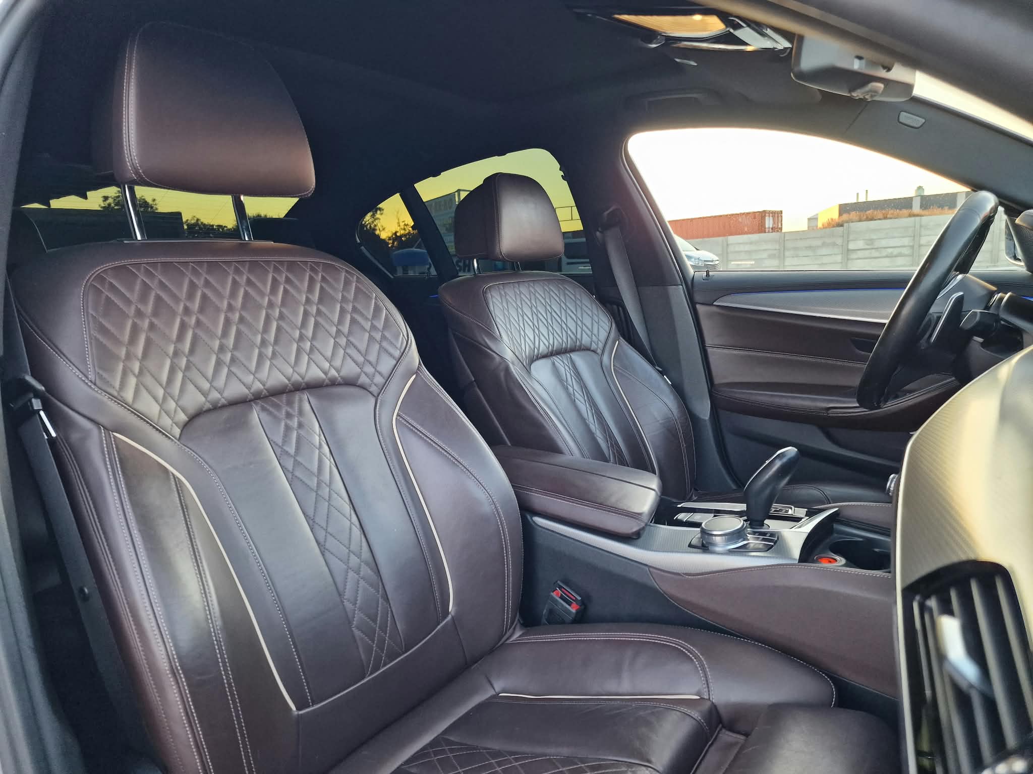 
								BMW Rad 5 M550i xDrive A/T full									