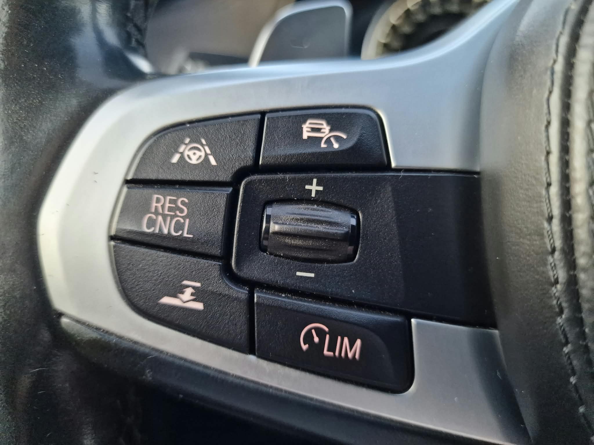 
								BMW Rad 5 M550i xDrive A/T full									
