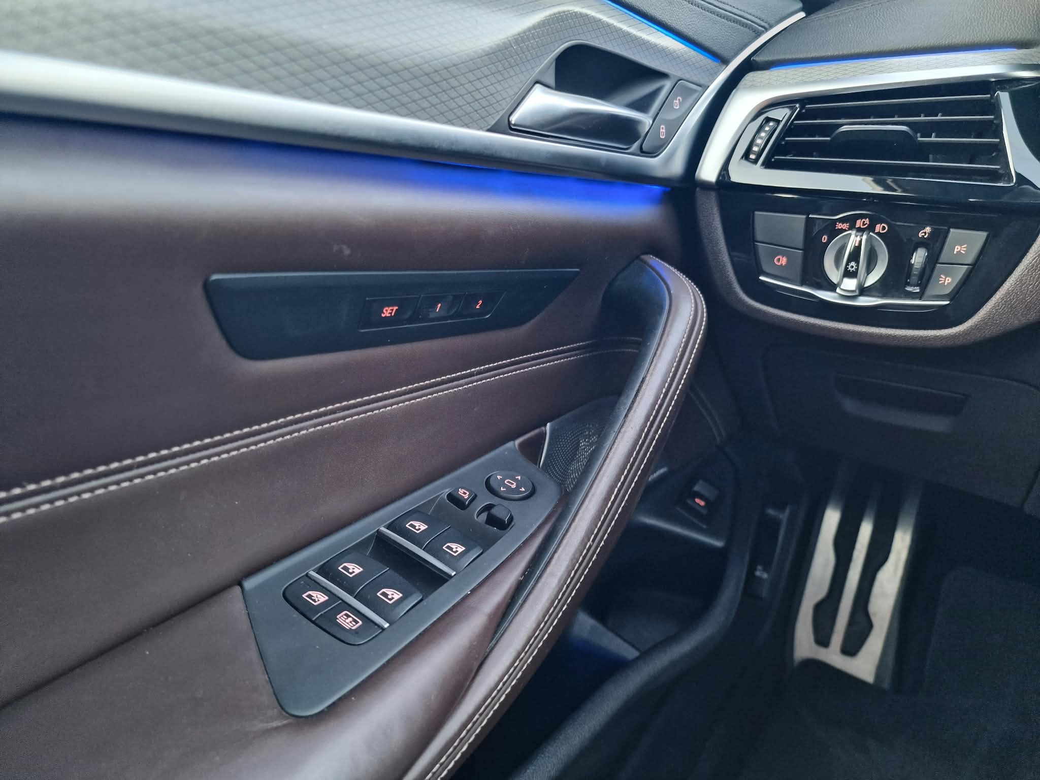 
								BMW Rad 5 M550i xDrive A/T full									
